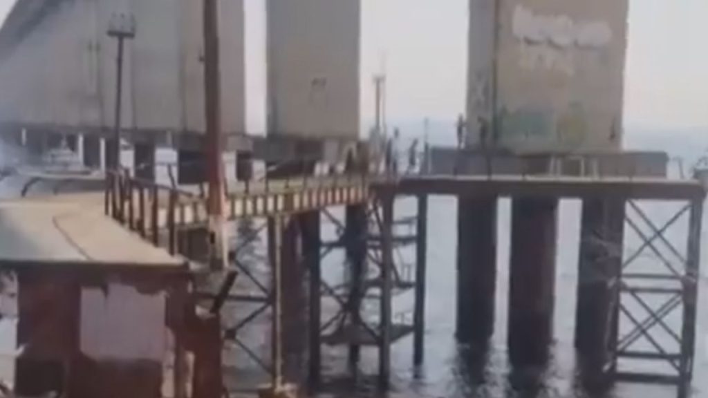 Vídeo: Em meio à seca, jovens se arriscam e pulam da Ponte do Rio Negro