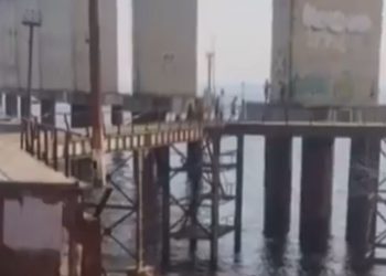 Vídeo: Em meio à seca, jovens se arriscam e pulam da Ponte do Rio Negro