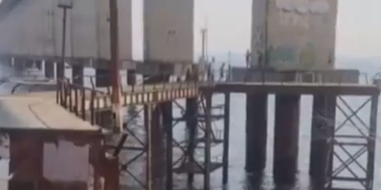 Vídeo: Em meio à seca, jovens se arriscam e pulam da Ponte do Rio Negro