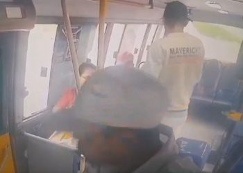 Vídeo: Passageiros de 'Amarelinho' são assaltados por dupla no bairro Cidade de Deus