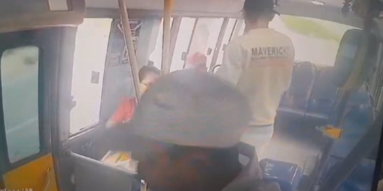 Vídeo: Passageiros de 'Amarelinho' são assaltados por dupla no bairro Cidade de Deus