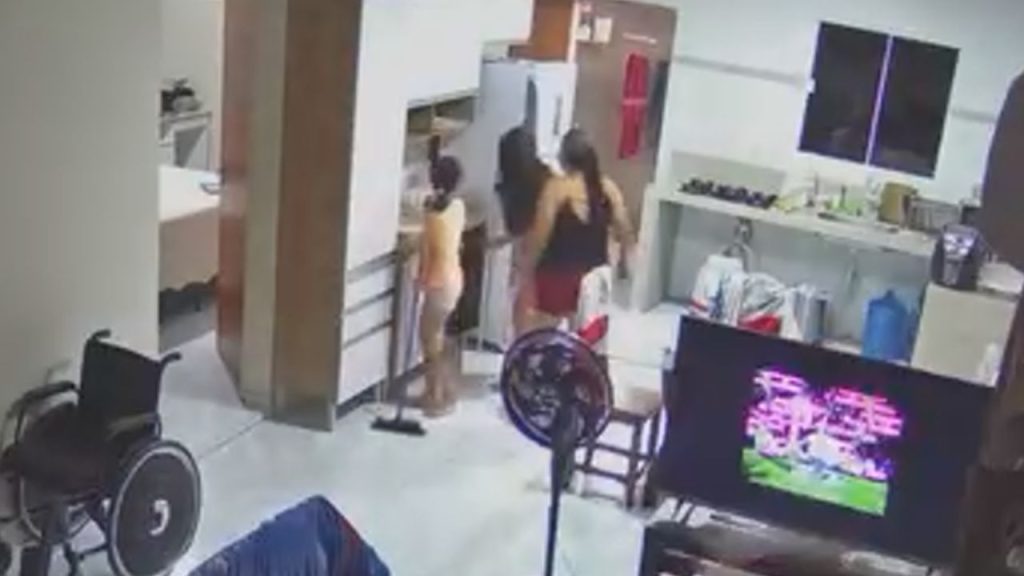 Vídeo mostra momento que meninas de 9 e 13 anos são agredidas pela madrasta no Amazonas