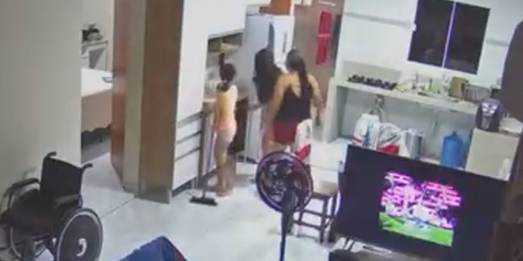 Vídeo mostra momento que meninas de 9 e 13 anos são agredidas pela madrasta no Amazonas