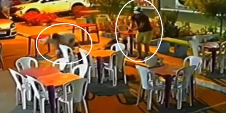 Câmera registra homem sendo m0rt0 com t1ros na cabeça enquanto lanchava