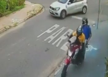 Criminosos aproveitam trabalhadores na parada de ônibus para roubá-los no Alvorada; veja o vídeo