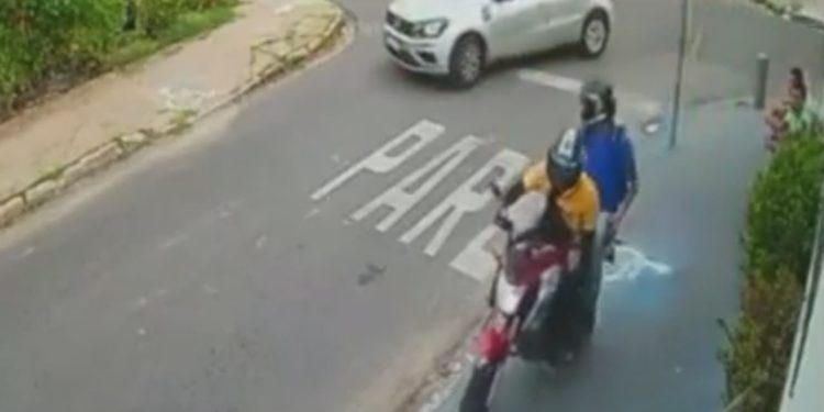 Criminosos aproveitam trabalhadores na parada de ônibus para roubá-los no Alvorada; veja o vídeo