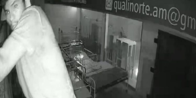 Vídeo: bandidos arrombam loja e entram pelo telhado em Manaus