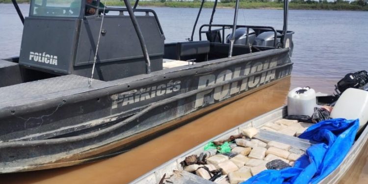 Traficantes se disfarçam de ribeirinhos e tentam levar 300 quilos de maconha para Manaus
