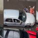 Vídeo: mãe sai do carro com os filhos na alagação em Manaus e cena viraliza nas redes sociais