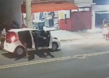 Vídeo forte mostra “Bonde do Magrelo” excutand0 rivais no meio da rua