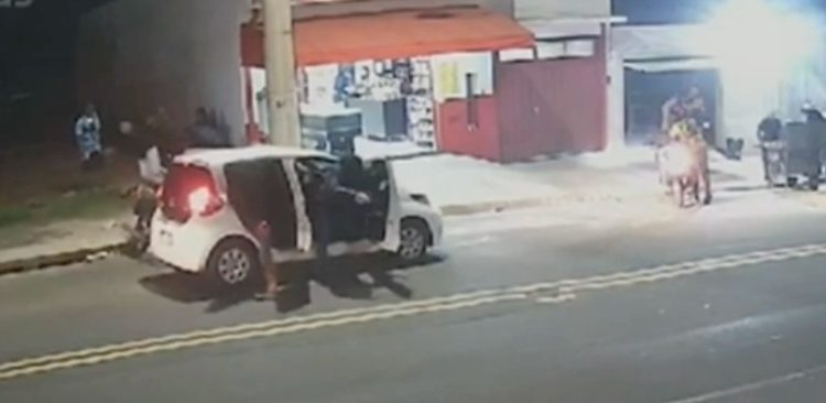 Vídeo forte mostra “Bonde do Magrelo” excutand0 rivais no meio da rua