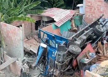 Vídeo: caminhão perde o freio e cai sobre casa de família em Manaus