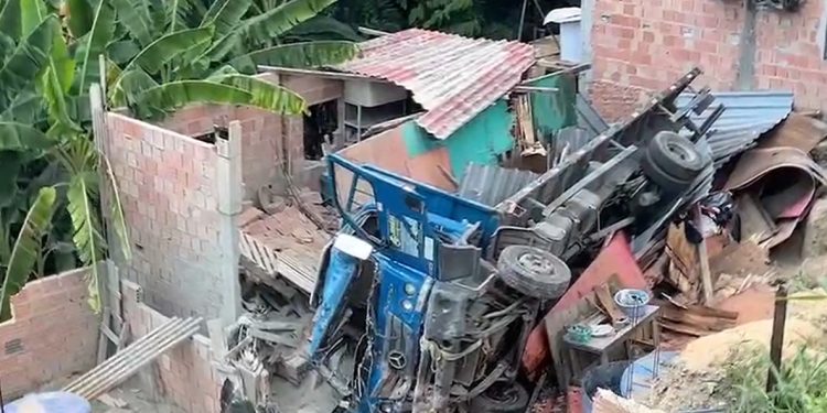 Vídeo: caminhão perde o freio e cai sobre casa de família em Manaus