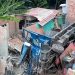 Vídeo: caminhão perde o freio e cai sobre casa de família em Manaus