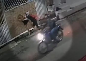 Vídeo mostra mulher reagindo a assalto e brigando com bandidos no São Jorge