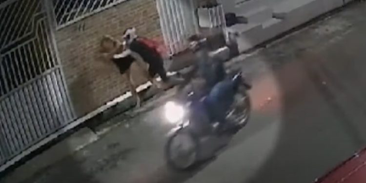 Vídeo mostra mulher reagindo a assalto e brigando com bandidos no São Jorge