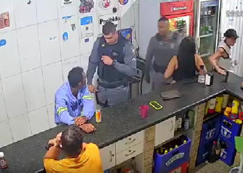 Vídeo: Homem que bat3u na própria mãe leva três tabefes de policial no meio do bar