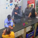 Vídeo: Homem que bat3u na própria mãe leva três tabefes de policial no meio do bar