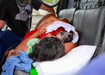 Em área isolada no Tarumã por causa da seca, mãe tem bebê dentro de helicóptero