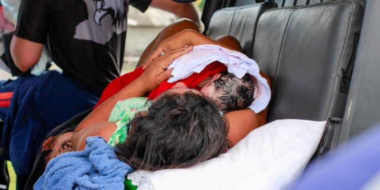 Em área isolada no Tarumã por causa da seca, mãe tem bebê dentro de helicóptero