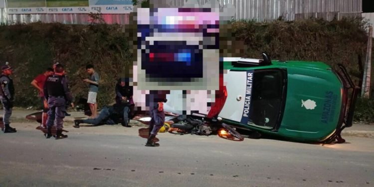 Durante patrulhamento na Zona Leste de Manaus, viatura da PM capota e esmaga moto
