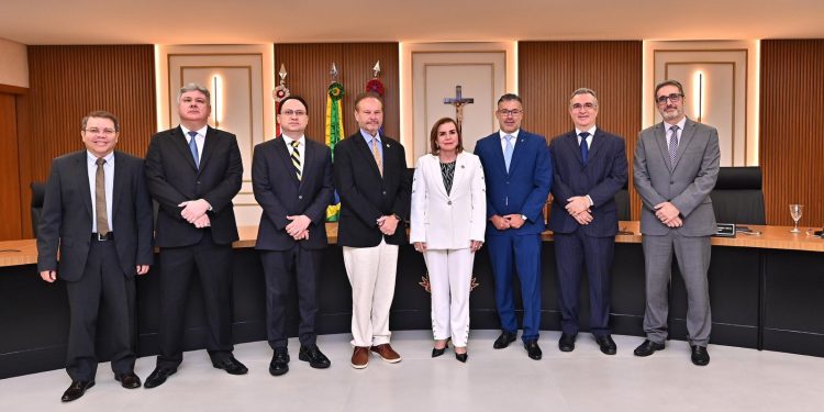 Yara Amazônia Lins é reeleita presidente do TCE-AM para o biênio 2026-2027