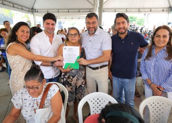 Wilson Lima entrega títulos definitivos para moradores do Residencial Gilberto Mestrinho,
