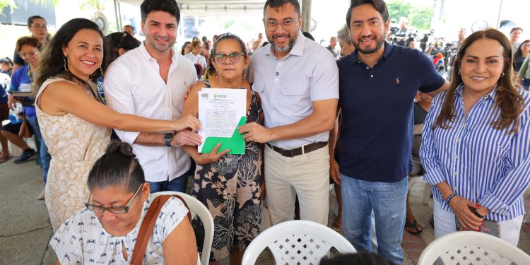 Wilson Lima entrega títulos definitivos para moradores do Residencial Gilberto Mestrinho,