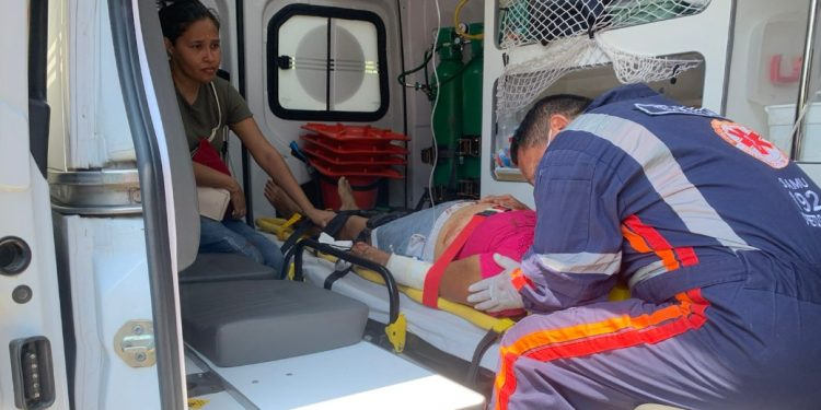 Carro capota em Rio Preto da Eva e deixa mais de 10 pessoas feridas