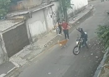Vídeo: estudantes são rendidos e roubados por motoqueiro em Manaus 