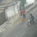 Vídeo: estudantes são rendidos e roubados por motoqueiro em Manaus