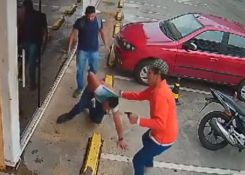 Vídeo: gerente de posto é barbarizado durante aassalt0 em Manaus 