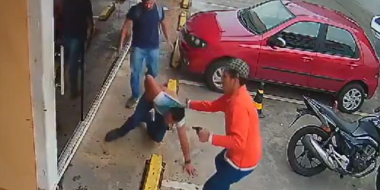 Vídeo: gerente de posto é barbarizado durante aassalt0 em Manaus