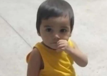 Mãe de bebê de 1 ano m0rt0 em Codajás usava ripa e dizia que ele chorava muito, diz polícia