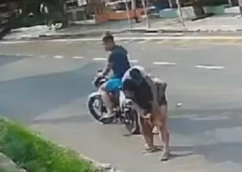 Vídeo: Mulher vai para a p0rrad* com dois marginais ao reagir a assalt0