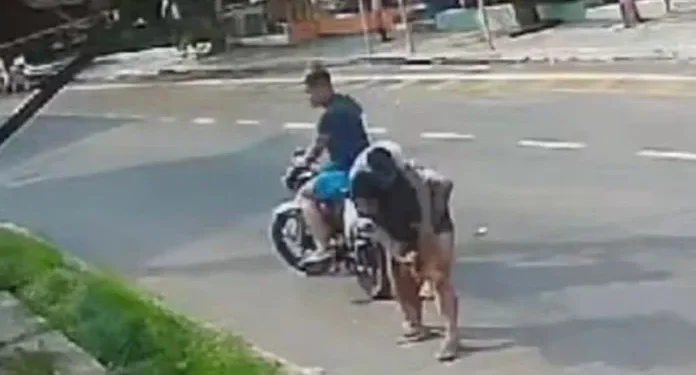 Vídeo: Mulher vai para a p0rrad* com dois marginais ao reagir a assalt0