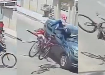 Vídeo: meninas atravessam de bicicleta na frente do carro e “voam” até cair no asfalto