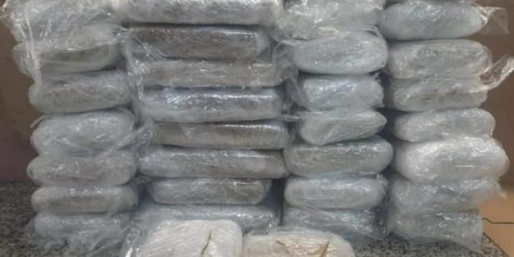 Casal é preso carregando carro com dr0gas avaliadas em R$ 740 mil no Mauazinho