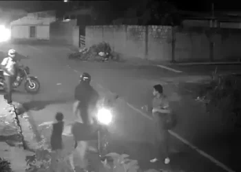 Vídeo: Bando é flagrado aterr0rizando moradores no Santa Etelvina durante assalt0
