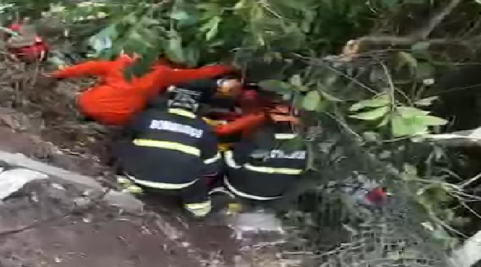 Vídeo: No Dom Pedro, condutor cap0ta e cai com o carro em barranco