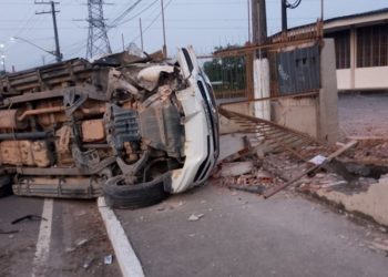 Mulher capota com S10 e destrói parte de paróquia na Cidade Nova