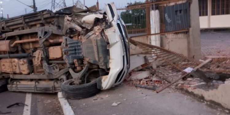 Mulher capota com S10 e destrói parte de paróquia na Cidade Nova