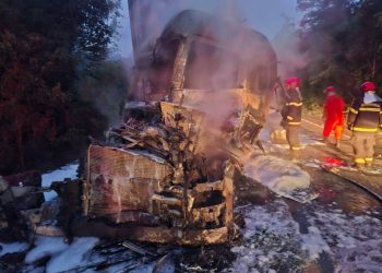 Vídeo: Carreta pega fogo, caminhão tomba e três pessoas ficam feridas perto de Presidente Figueiredo