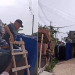 Vídeo: Motorista idoso é retirado de caçamba que tombou em ladeira em Manaus