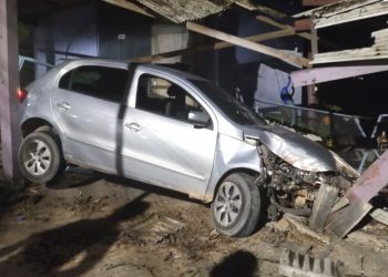 Carro invade floricultura em Manaus após motorista perder controle da direção