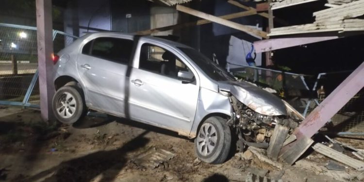 Carro invade floricultura em Manaus após motorista perder controle da direção
