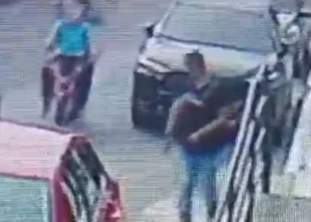 Vídeo: No Japiim, homem ainda tenta correr, mas é alcançado por dupla de lalaus