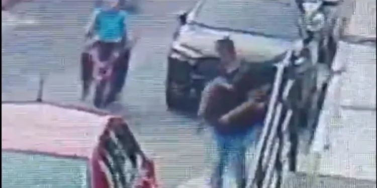 Vídeo: No Japiim, homem ainda tenta correr, mas é alcançado por dupla de lalaus