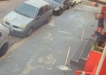 Vídeo: Dormindo, homem é t1c@d0 por ‘Louro’ no Centro de Manaus