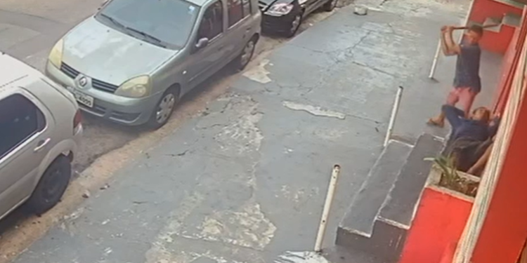 Vídeo: Dormindo, homem é t1c@d0 por ‘Louro’ no Centro de Manaus